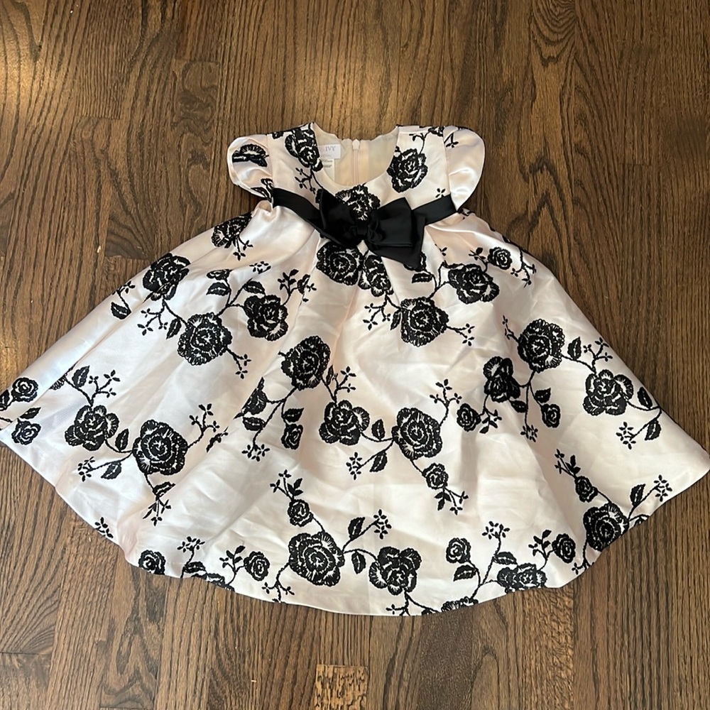 👗NWOT size 4 iris & Ivy black and off white dress